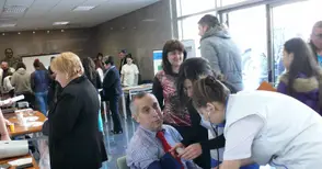 Бъдещи медсестри измериха кръвното на зам.-ректора на университета