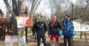 Любители от 5 до 75 години тичаха с компас и карта в парка