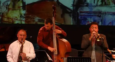 Борко Петров-Парчето /вляво/ отново взриви залата с думите &bdquo;Довиждане до догодина!&ldquo;. 	          Снимка: Бисер ТОДОРОВ