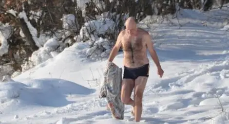 Христос преплува язовир при минус 8 градуса