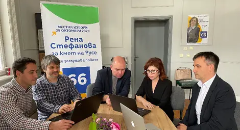 Рена Стефанова, заедно с депутатите Иван Белчев от Демократична България и Владислав Панев, съпредседател на Зелено движение, решават заедно с активистите Ростислав Кандиларов и Михаил Михов конкретните действия за постигане на по-чист въздух в Русе.