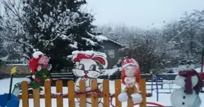 Огромна сурвакница и снежен човек от тикви правят компания на коледния бор в Караманово