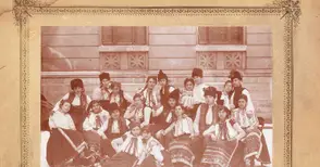 Преди 100 години в Мъжката гимназия в Русе: Една пожълтяла снимка с надпис „ученическа оперета 1920“. И историята около нея