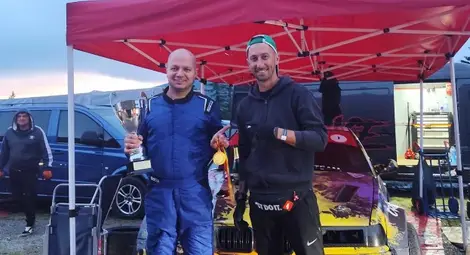 Йордан Младенов /вляво/ с купата от шампионата по дрифт в Румъния. 				Снимка: Община Русе