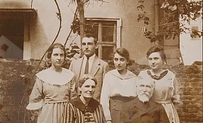 Протестантският пастор Агоп Шахвеледян (25 януари 1856 г.-30 август 1931 г.) със съпругата си Берта Клайн-Шахвеледян и семейството му в България. Протестантският пастор Агоп Шахвеледян (25 януари 1856 г.-30 август 1931 г.) със съпругата си Берта Клайн-Шахвеледян и семейството му в България.