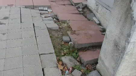 Пейзажът пред спортната зала: Потрошени плочки, ръждясали железа и мизерни прашасали знамена