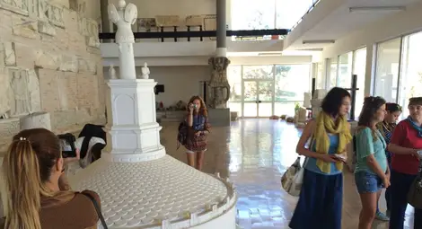 При днешния румънски град Адамклиси се намира римски кастел, където император Траян побеждава даките през 1 в. пр.Н.Е. Кръгъл монумент отбелязва събитието. На снимката: момент от лятна школа по антропология с участници от Нов Български университет, чийто домакин е Русе.