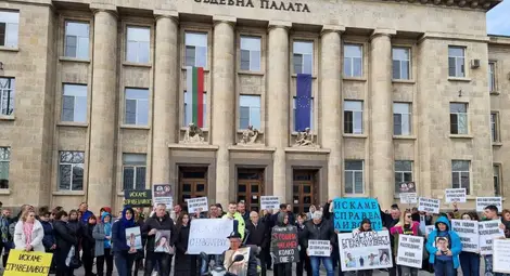 Близки и приятели на загинали в катастрофа деца: Три години разследване... Искаме справедливост