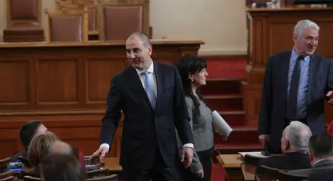 Цветанов благодари на БСП за приетите в 43-ото НС закони и с тяхна подкрепа Цветанов благодари на БСП за приетите в 43-ото НС закони и с тяхна подкрепа