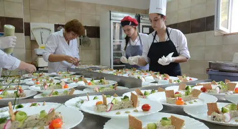 Гимназисти приготвиха 110 порции от най-нестандартното меню на годината