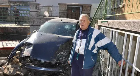 Фиат &bdquo;паркира&rdquo; пред вход на къща, стопанинът не можа да се прибере /галерия/