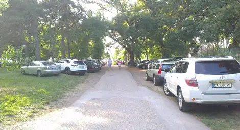 Наглото паркиране в тревните площи около &bdquo;Норд&ldquo; продължава