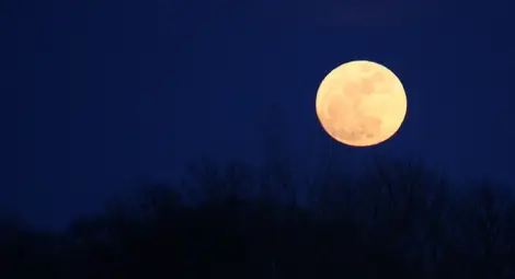 Пълна "медена луна" съвпадна с петък 13-и за пръв път от 100 години