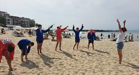 Тренировъчен спортен летен лагер учи деца със специални потребности на дисциплина на брега на морето Тренировъчен спортен летен лагер учи деца със специални потребности на дисциплина на брега на морето