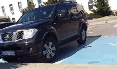 Шеф на летище София паркира редовно на инвалидно място