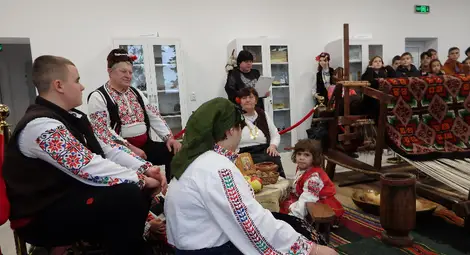 Деца и пенсионери от Ценово заедно отбелязаха Деня на християнското семейство /галерия/