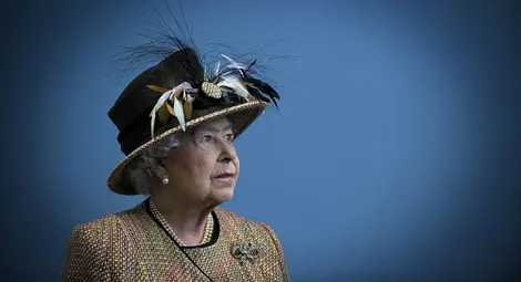 Елизабет II се върна към кралските си задължения