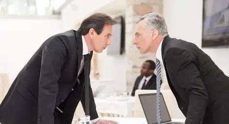 Колко дълго да гледаме събеседника в очите Колко дълго да гледаме събеседника в очите