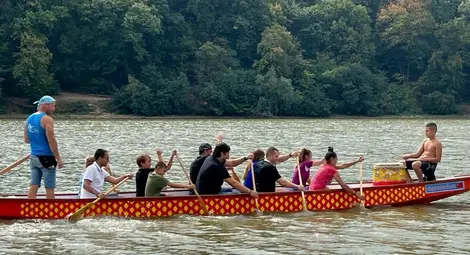 Шоу с драконови лодки на езерото в Николово