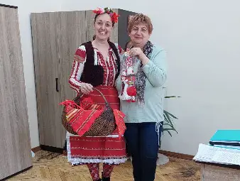 Баба Марта бързала, мартенички вързала в русенското училище "Христо Ботев"