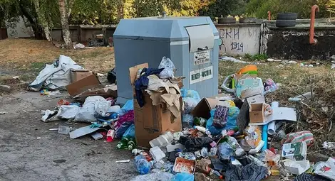 Доброволци канят съмишленици да почистят пред гарата и автогарата