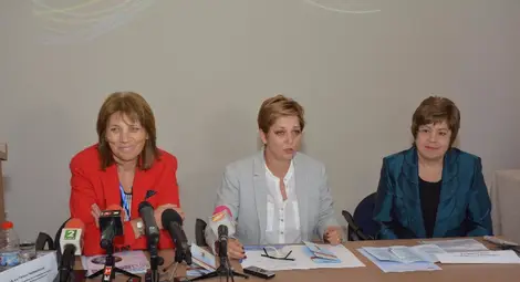 Проф. Татяна Червенякова /вляво/ и д-р Доротея Игова /крайната вдясно/ преди откриването на националната конференция отговориха на журналистически въпроси.  Снимка:Бисер ТОДОРОВ