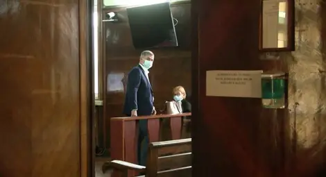 Пламен Бобоков и Ина Лулчева в съдебната зала.          Снимка: Кис 13