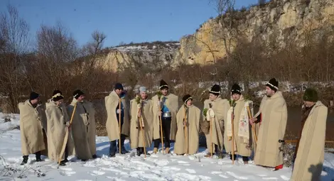 Изкъпаха ивановския Цар на  коледарите в ледения Лом