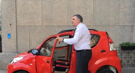 Калфин с електрически автомобил в първия ден без служебни коли /галерия/