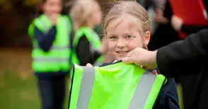 Анкетират родители за задължителни светещи жилетки от 1 до 8 клас