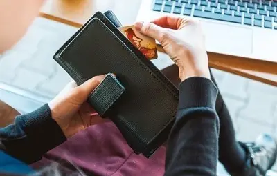 10 месеца строг затвор за мъж, изтеглил 72 лв. от картата на свой колега