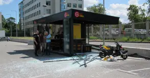 Джип помете павилион, кола и мотор и едва не влезе в „Лидл“ заради объркване на газта със спирачката?