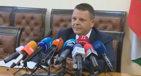 Транспортният министър е освободил директора на "Морска администрация" заради ситуацията със заседналия кораб