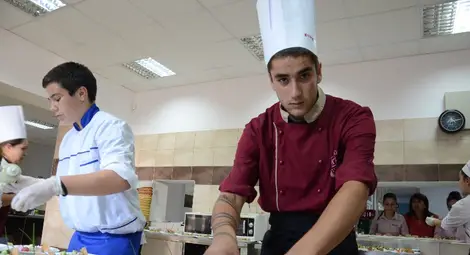 Гимназисти приготвиха 110 порции от най-нестандартното меню на годината