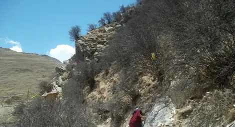 Това е пътеката към храма-пещера, където се е уединявал Лама Цонгпа