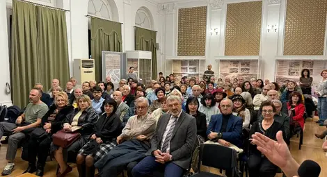 Девет от десетте интервюирани русенци бяха в залата по време на представянето. Отсъстваше само Върбан Христов, който беше във Франция, където живее от десетилетия.