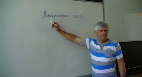 Коя е любимата приказка на Стефан Цанев? Какво говори езикът на шапките? Отговорите - в &bdquo;Литературни откровения&ldquo;