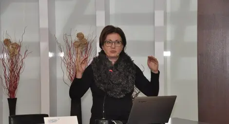 Кръгла маса: С първото дете пада заплатата на жената