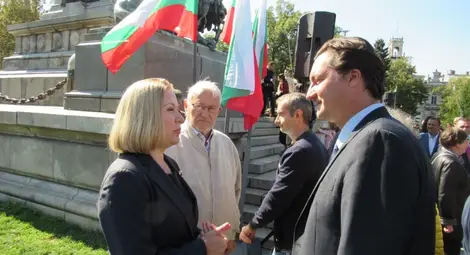 Надежда Йорданова и Крум Зарков проведоха неформален разговор пред Паметника на Свободата.        Снимка: Русе Медиа