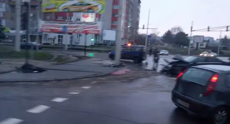 18 - годишен разби мерцедес в стълб с 1.66 промила алкохол