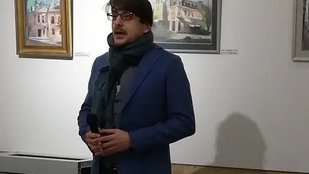 Изложбата беше представена от художника Георги Пасев. Снимка: РБ &bdquo;Любен Каравелов&ldquo;