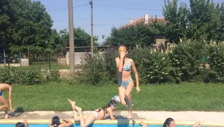 Игрите в басейна бяха най-веселото време за скаутите.  Снимки: Красимир СТОЯНОВ и Морски скаутски клуб &bdquo;Приста&ldquo;