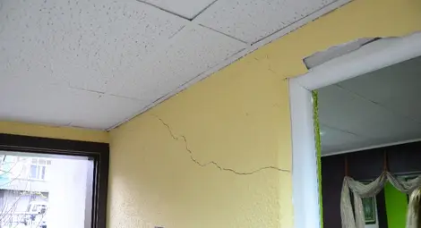 Трета сграда по &bdquo;Велико Търново&ldquo; с пукнатини и провиснали врати