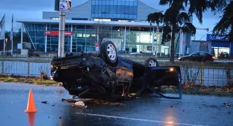 Шофьор без драскотина в смачкана до неузнаваемост кола