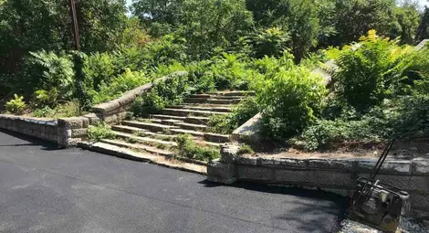 Нов асфалт по алея „Роза“ води до стълбите на Музея на транспорта Нов асфалт по алея „Роза“ води до стълбите на Музея на транспорта