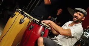 Калин Вельов пее на церемонията за наградите „Дунавски лимес“