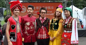 Народни носии и татуиране на йероглифи в третия фестивал на китайската култура