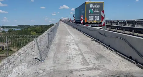 Демонтирани са 13 стари и са монтирани 11 нови стоманобетонни панела на Дунав мост при Русе