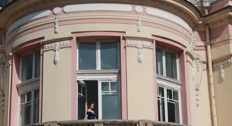 Абитуриентка с ефектна фотосесия в библиотеката