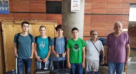 Петър /със зелената тениска/ и част от съотборниците му на летището на път за България. 